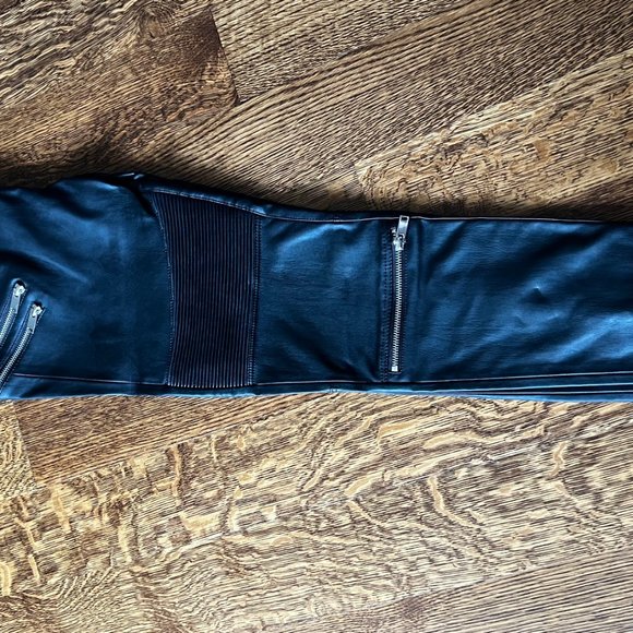ZARA LEATHER PANTS - IT GIRL FAUX LEATHER PANTS WITH RIBBING AND ZIPPER Size M - Picture 12 of 14